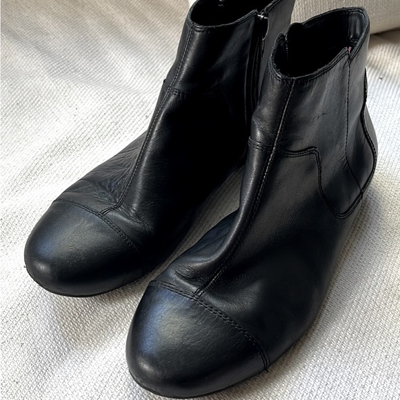 CLARKS Aircushion Boots - Womens Size 9.5 - Picture 1 of 5